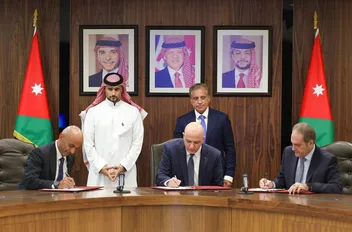 جانب من توقيع اتفاقية بناء المستشفى