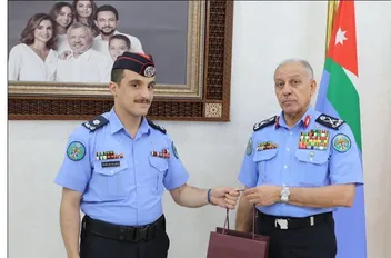 مدير الأمن العام يسلّم الملازم نور الدين الحباشنة هدية ملكية