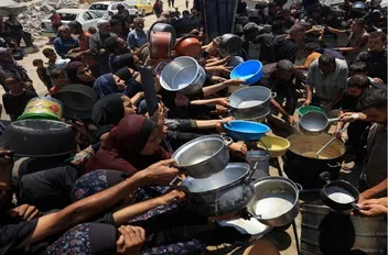 فلسطينيون يتجمعون لتلقي الطعام في مدينة غزة