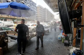العراقيون يستخدمون "مراوح رشّ المياه" في بغداد للحد من تأثير درجات الحرارة