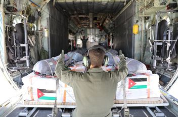 القوات المسلحة تنفذ إنزالين جويين لإيصال المساعدات الإنسانية إلى قطاع غزة بمشاركة القوات الجوية الإماراتية