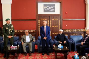 مندوبا عن الملك وولي العهد .. العيسوي يعزي آل أبزاخ