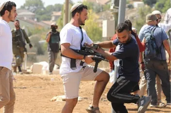 مستوطنون يعتدون على فلسطينيين