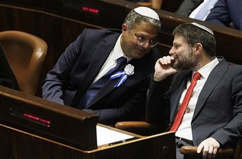 مستوطنون يقاطعون كلمة سموتريتش ويطالبون بإقالته