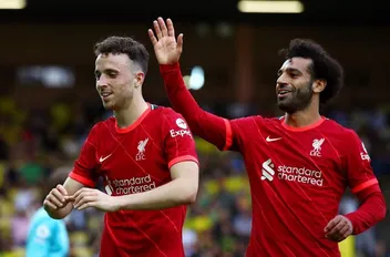 جوتا رفقة محمد صلاح في أحد المباريات