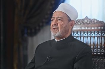 رئيس أركان الجيش الباكستاني يؤدي التحية العسكرية لشيخ الأزهر