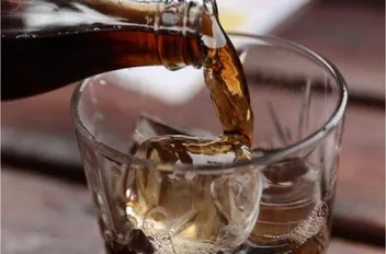 لماذا تزيد الكولا من خطر الإصابة بحصى الكلى؟

