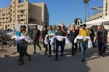 فلسطينيون يشيّعون أطفالًا شهداء سقطوا في القصف الإسرائيلي على مدينة غزة