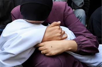 فلسطينية تحمل جثمان شهيد  في مدينة غزة