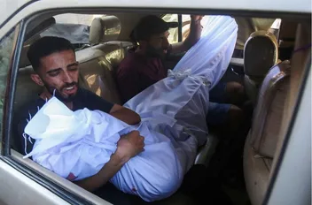 غزيون ينقلون جثمان شهيد في القطاع