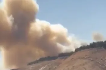 حريق وأعمدة دخان بمحيط قصر الشعب في دمشق
