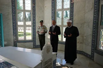نائب الملك يزور ضريح الملك طلال بن عبدالله