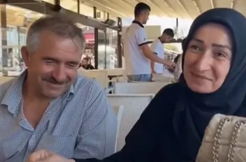 بعد 26 عاما.. شابة تركية ترد جميل والديها بطريقة غير متوقعة أثارت تفاعلا كبيرا