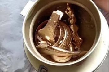 ظهر الشاب وهو يستخرج إناءً قديماً به قطع من الذهب