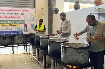 "الخيرية الهاشمية" تواصل توزيع الوجبات في غزة.