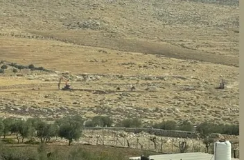 شرعت آليات الاحتلال الإسرائيلي، اليوم الأحد، بشق شارع استيطاني جديد على حساب أراضي المواطنين الفلسطينيين في بلدة حزما، شمال شرق مدينة القدس المحتلة، وسط انتشار وحماية مكثفة من قوات الاحتلال.

وأفادت م