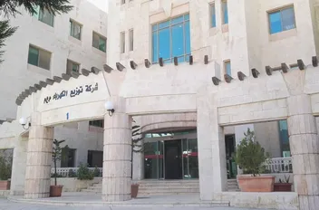 أعلنت شركة توزيع الكهرباء أنها لن تقوم بقطع التيار الكهربائي عن أي مشترك بسبب تراكم الذمم المالية، خلال فترة الارتفاع الشديد في درجات الحرارة التي تشهدها المملكة حاليًا.
وأكدت الشركة في بيان اليوم ال