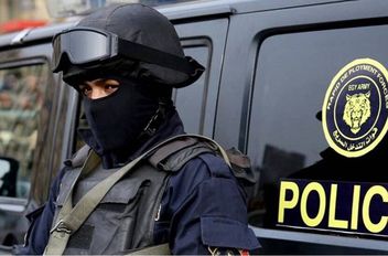 مصر .. ضابط شرطة يشعل أزمة مع القضاة بـ"وصلة ضرب" - فيديو
