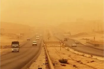 إغلاق مؤقت للطريق الصحراوي قرب ضبعا بسبب الغبار وانعدام الرؤية
