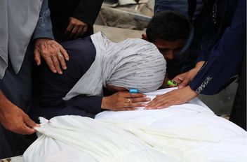 فلسطينيون خلال تشييع جنازة أحد الشهداء في غزة