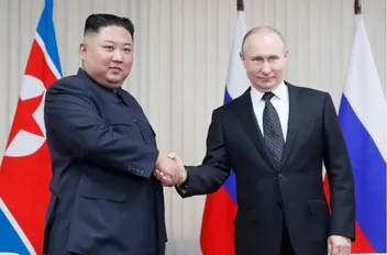 الرئيس الروسي فلاديمير بوتين مع الزعيم الكوري الشمالي كيم جونغ-أون
