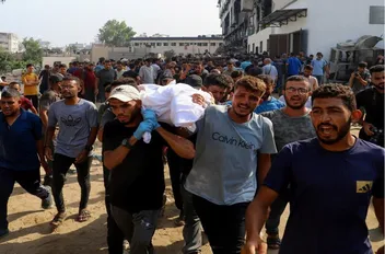 فلسطينيون يشيعون شهيدًا في مدينة غزة