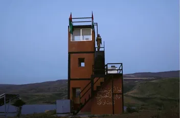 صورة أرشيفية لعسكري أردني يراقب الحدود