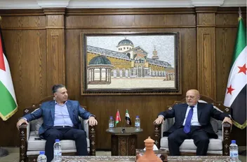وزير الصناعة والتجارة والتموين يعرب القضاة خلال لقائه وزير الاقتصاد والصناعة السوري محمد الشعار في دمشق
