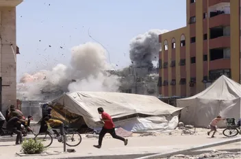 فلسطينيون خلال غارة إسرائيلية على مبنى في جباليا في شمال قطاع غزة