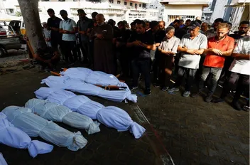فلسطينيون خلال تشييع جنازة شهداء المساعدات الإنسانية في غزة