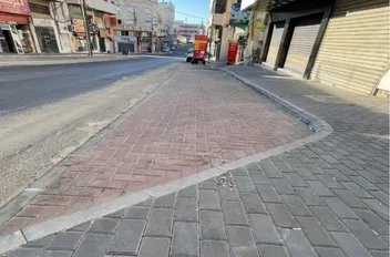 جانب من مبادرة لتأهيل الأرصفة في منطقة الجبيهة