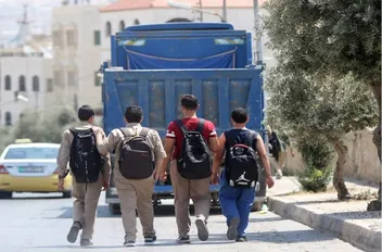 طلبة مدارس في شارع عام