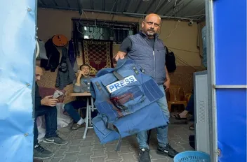 سترة واقية خاصة بالصحفيين ملطخة بالدماء عقب قصف إسرائيلي