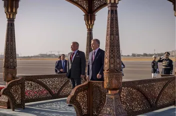 الملك يصل إلى أوزبكستان والرئيس الأوزبكي في مقدمة مستقبليه