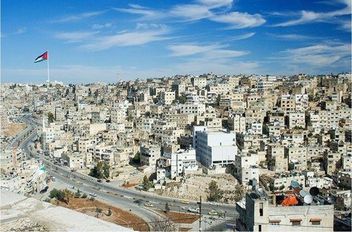 تنخفض درجات الحرارة قليلا اليوم الاثنين، لتسجل حول معدلاتها العامة لمثل هذا الوقت من السنة؛ ويصبح الطقس صيفيا عاديا في اغلب المناطق، وحارا في البادية والأغوار والبحر الميت والعقبة، مع ظهور بعض الغيوم