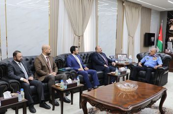 
 التقى مدير الأمن العام، اللواء الدكتور عبيد الله المعايطة، في مكتبه، اليوم الثلاثاء، وفداً من وزارة الطوارئ والكوارث في الجمهورية العربية السورية الشقيقة، برئاسة معاون الوزير لشؤون الطوارئ منير مصطف