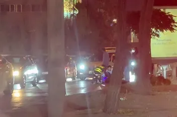 إصابة مسن وسائق دراجة في حادث دهس بشارع المدينة في عمان