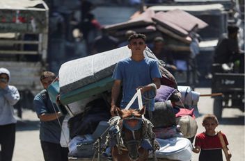 فلسطينيون نازحون يشقون طريقهم هربًا من العملية العسكرية الإسرائيلية في مدينة غزة