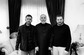 صورة للنائب الاسبق موسى ابو سويلم يتوسط نجليه المرحوم ايمن على يمين الصورة والشاب عبد الرحمن على يسار الصورة
