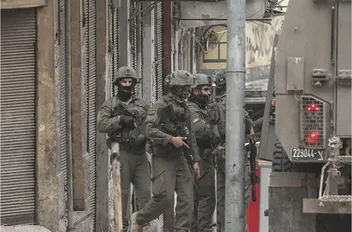 الاحتلال يجبر عائلات بنابلس على إخلاء منازلها
