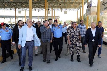 وزيرا الداخلية والسياحة ومدير عام الجمارك يزورون مركز حدود العمري
