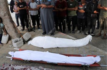 فلسطينيون يصلون على جثامين شهداء