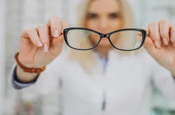 متى تشكل النظارات خطورة على العين؟
