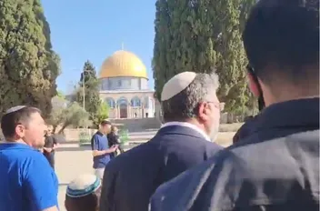 بن غفير يؤدي طقوسا تلمودية مع مستوطنين داخل باحات المسجد الأقصى