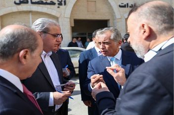 وجه رئيس الوزراء جعفر حسّان، الأحد، بإنشاء مبنى جديد للعيادات في مستشفى اليرموك الحكومي في لواء بني كنانة، وزيادة عدد أسرة غسيل الكلى.

كما وجه حسّان برفد المستشفى بالأجهزة والمعدات الضرورية وتعزيز ال