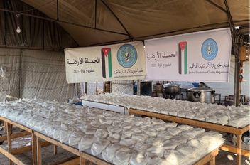انطلاقًا من رسالتها الإنسانية الثابتة، أكدت الحملة الأردنية أن عملها في قطاع غزة يقوم على الحق الإنساني لكل أسرة متضررة في أن تنال نصيبها من المساعدات، دون تمييز بين شمال أو جنوب، ودون إخضاع هذا الحق