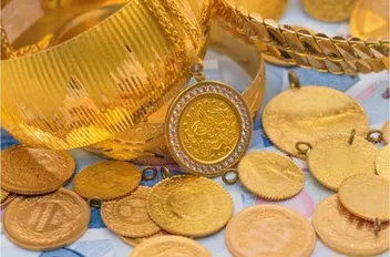 الوكيل الإخباري-    بلغ سعر الليرة الرشادي وزن 7 غرامات 490 دينارا، والليرة الإنجليزي وزن 8 غرامات 560 دينارا اليوم الأحد وفق  النقابة العامة لأصحاب محلات تجارة وصياغة الحلي والمجوهرات.

