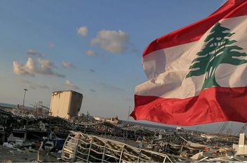 علم لبنان في مرفأ بيروت

