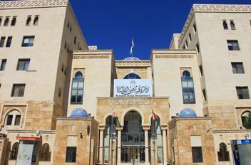 تفقد قاضي القضاة الشيخ عبد الحافظ الربطة، اليوم الأربعاء، سير العمل والخدمات الرقمية في محكمة عمان الشرعية، ضمن جولاته الميدانية لمتابعة تطبيق التحول الرقمي وتحسين جودة الخدمات القضائية.
وأكد الربطة أ