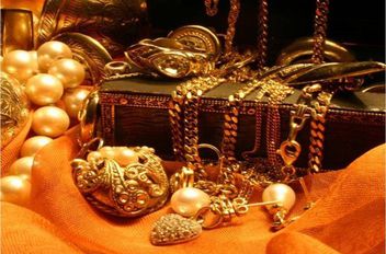 الوكيل الإخباري-   أصدرت النقابة العامة لأصحاب محلات تجارة وصياغة الحلي والمجوهرات، الأربعاء، تسعيرة بيع الذهب في السوق المحلية، حيث انخفضت الأسعار مقارنة بتسعيرة أمس.
